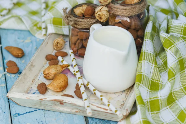 Badem Cam Kavanoz ahşap tepsi ve dekoratif tüpler için içecek süt ile