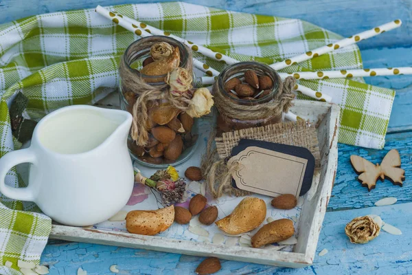 Badem Cam Kavanoz ahşap tepsi ve dekoratif etiket süt ile