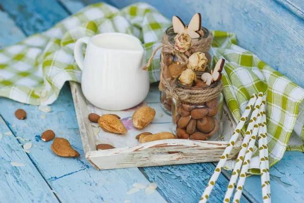 Badem Cam Kavanoz ahşap tepsi ve dekoratif tüpler için içecek süt ile