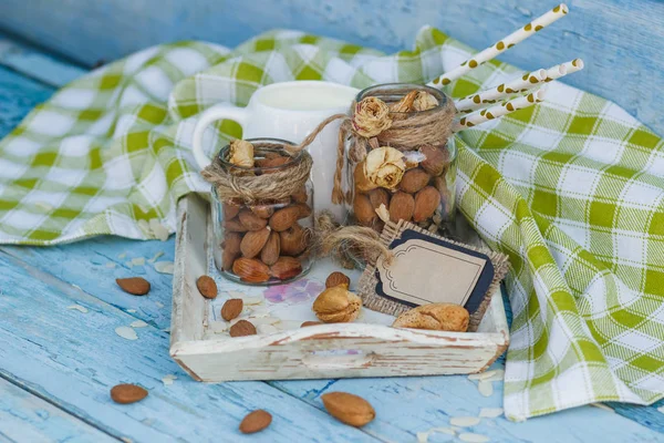 Badem Cam Kavanoz ahşap tepsi ve dekoratif etiket süt ile