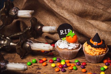 Renkli süslemeleri ile Halloween cupcakes