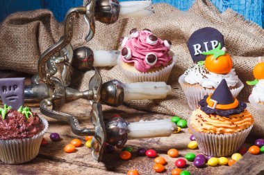 Renkli süslemeleri ile Halloween cupcakes