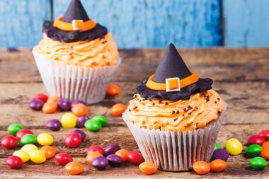 Renkli sakız süslemeleri ile Halloween cupcakes
