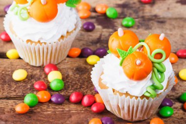 Renkli süslemeleri ile Halloween cupcakes
