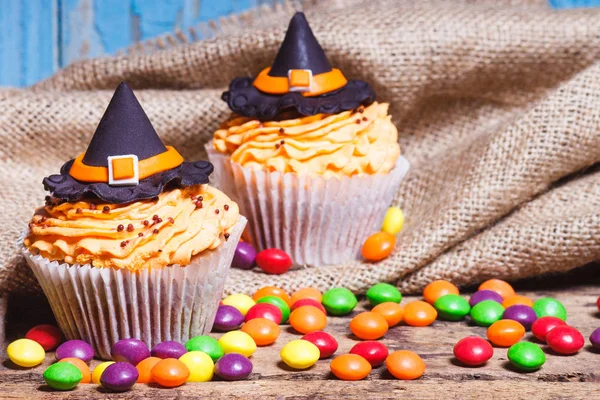 Renkli süslemeleri ile Halloween cupcakes