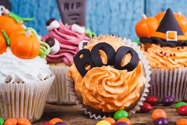 Halloween cupcakes s barevnou výzdobou — Stock fotografie