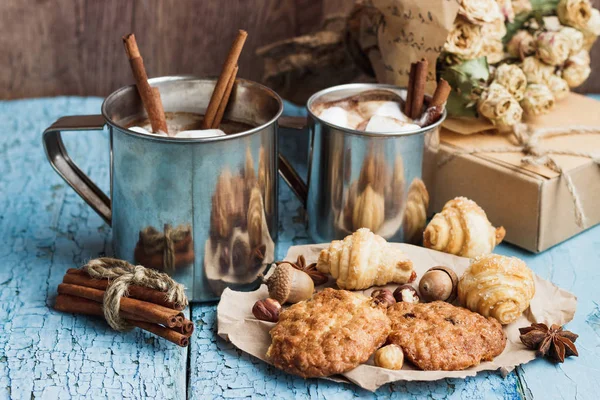 Kakao ve hatmi ile metal kupalar