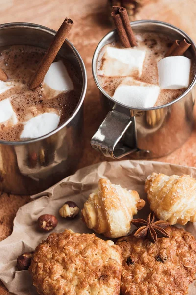 Kakao ve hatmi ile metal kupalar