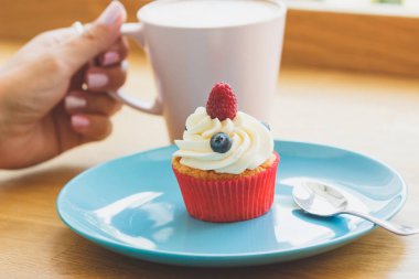 Fincan kapuçino ve pasta plaka üzerinde
