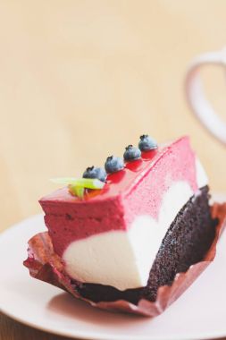 Fincan kapuçino ve tatlı plaka üzerinde bir parça