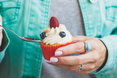 Kadının elleriyle küçük cupcake