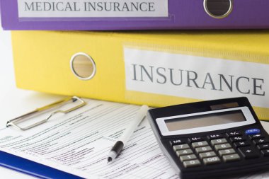 Temiz sigorta formu, klasör, kalem ve hesap makinesi