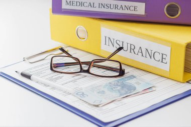 Temiz sigorta formu, klasör, kalem ve gözlük