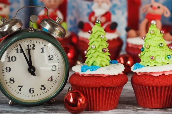 Cupcakes de Natal com decorações coloridas — Fotografia de Stock