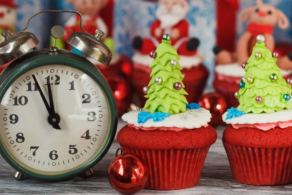 Pastelitos de Navidad con decoraciones de colores —  Fotos de Stock