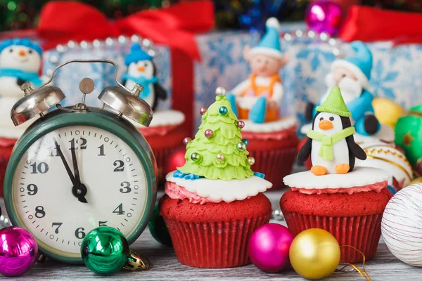 Pastelitos de Navidad con decoraciones de colores —  Fotos de Stock