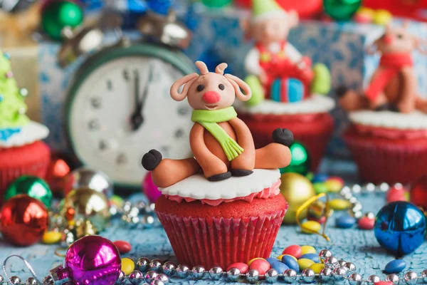 Cupcakes de Noël avec des décorations colorées — Photo