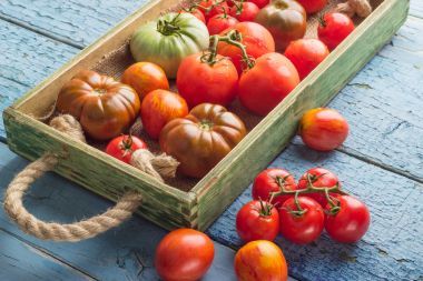 Ahşap tepsi olgun domates tür farklı ayarla
