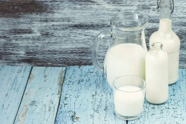 Kavanoz ve şişe süt ve süt ile dolu cam
