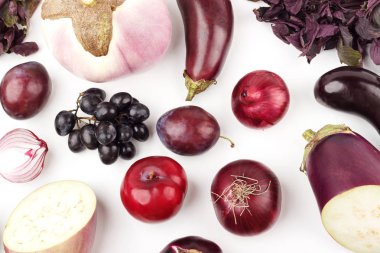 Beyaz izole farklı Menekşe çiğ sebze kümesi