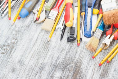 Farklı inşaat araçları, ahşap arka plan