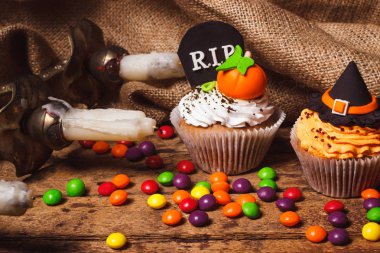 Renkli süslemeleri ile Halloween cupcakes