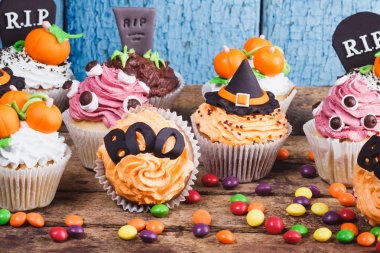 Renkli sakız süslemeleri ile Halloween cupcakes