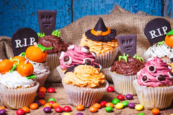 Renkli sakız süslemeleri ile Halloween cupcakes