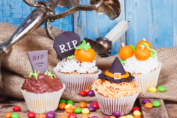 Renkli süslemeleri ile Halloween cupcakes