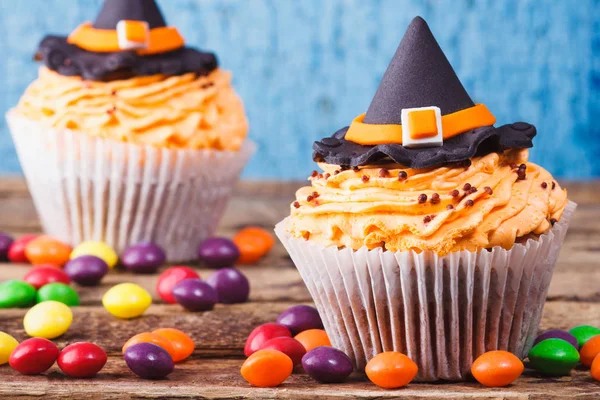 Renkli süslemeleri ile Halloween cupcakes