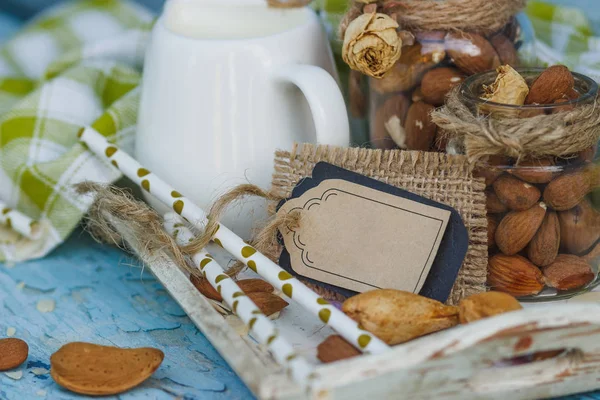 Badem Cam Kavanoz ahşap tepsi ve dekoratif etiket süt ile