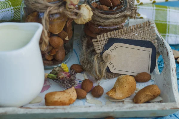 Badem Cam Kavanoz ahşap tepsi ve dekoratif etiket süt ile