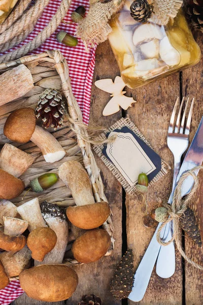 Çiğ beyaz mantar, çam kozalakları ve kuru süslemeleri