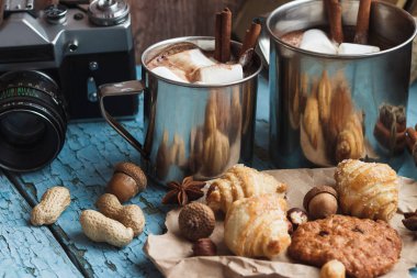 Kakao ve hatmi ile metal kupalar