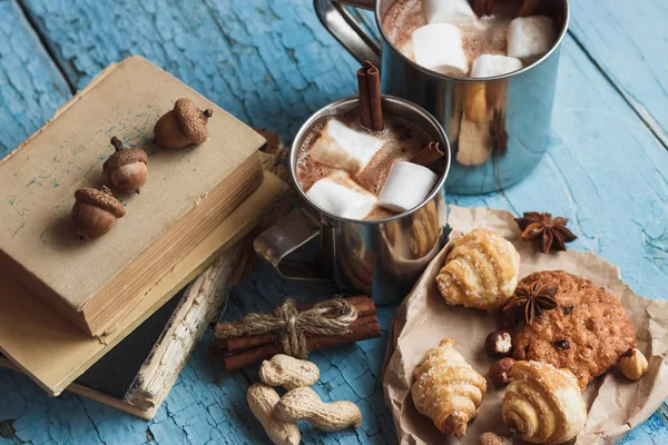 Metal bardağı kakao ve şekerleme