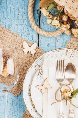 Sofra ve kuru çiçekler ile Gümüş eşyalar