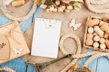 Kuru çiçekler, mevcut kutu ve farklı süslemeler