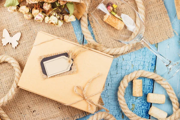 Bardağı kuru çiçek ve hediye kutusu