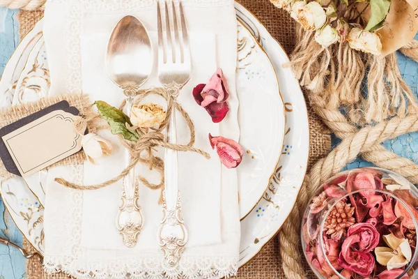 Sofra ve kuru çiçekler ile Gümüş eşyalar