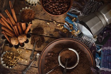 Kavrulmuş siyah ve yeşil kahve çekirdekleri ve plaka çekilmiş kahve