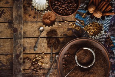 Kavrulmuş siyah ve yeşil kahve çekirdekleri ve plaka çekilmiş kahve