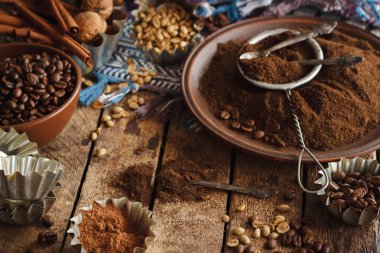 Kavrulmuş siyah ve yeşil kahve çekirdekleri ve plaka çekilmiş kahve