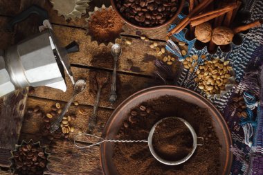 Kavrulmuş siyah ve yeşil kahve çekirdekleri ve plaka çekilmiş kahve