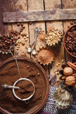 Kavrulmuş siyah ve yeşil kahve çekirdekleri ve plaka çekilmiş kahve