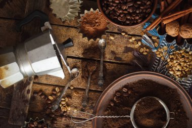 Kavrulmuş siyah ve yeşil kahve çekirdekleri ve plaka çekilmiş kahve