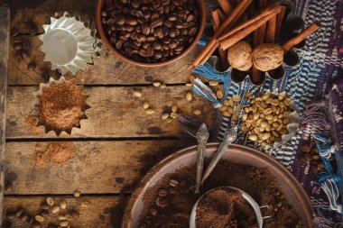 Kavrulmuş siyah ve yeşil kahve çekirdekleri ve plaka çekilmiş kahve