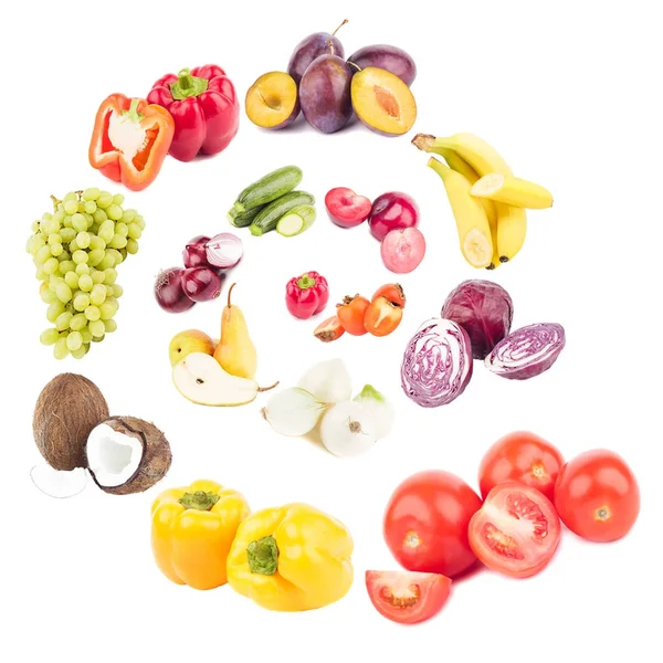 Spirala z kolorowych owoców i warzyw, na białym tle — Zdjęcie stockowe