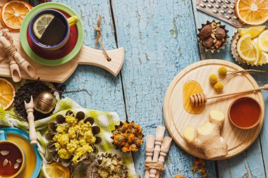 Bardak bitki çayı ve adet limon, Kuru otlar ve farklı süslemeler ile