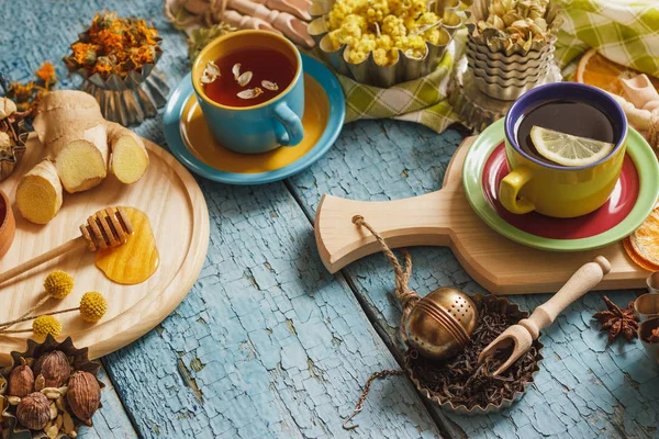 Bardak bitki çayı ve adet limon, Kuru otlar ve farklı süslemeler ile