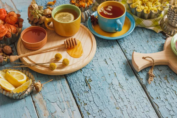 Bardak bitki çayı ve adet limon, Kuru otlar ve farklı süslemeler ile